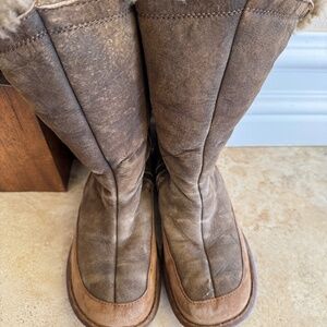 Born Nome shearling sheepskin boots women size 8
